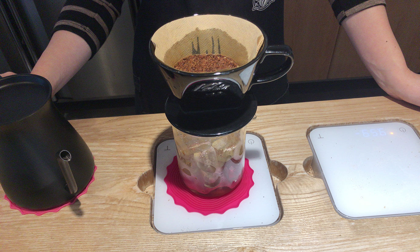コーヒー豆をフィルターにいれてまずはコーヒーを蒸らします