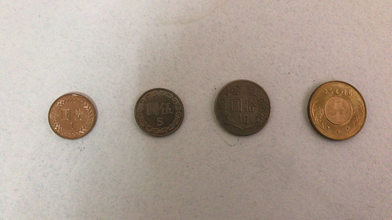 硬貨は1元、5元、10元、50元の4種類があります。