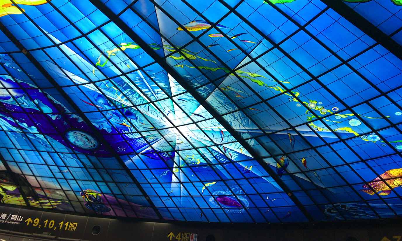 天井を見渡すと一面素敵なステンドグラスが広がっています