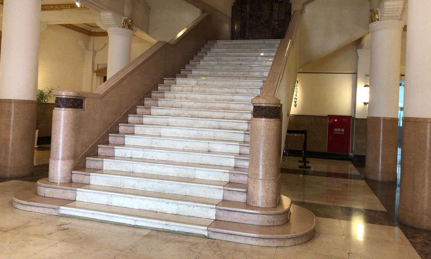 高雄市立歴史博物館の入り口に入ってみるととても大きな階段がまず目に入ります