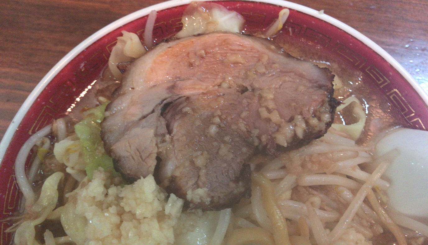 奥にはもちろんチャーシューもいます!(ニンニクまみれですが