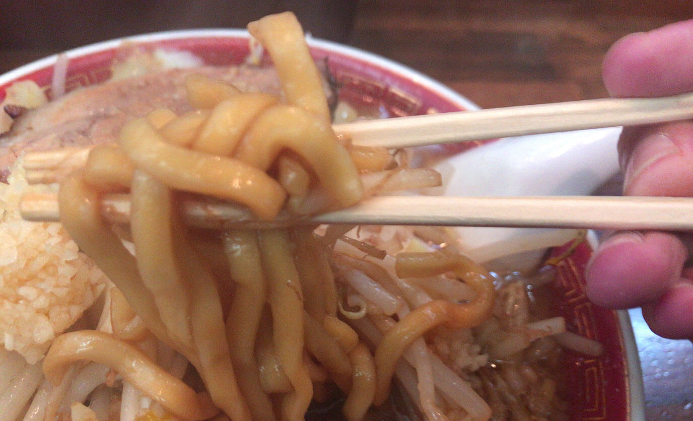 麺は極太麺でもちもちして食べ応えがあります