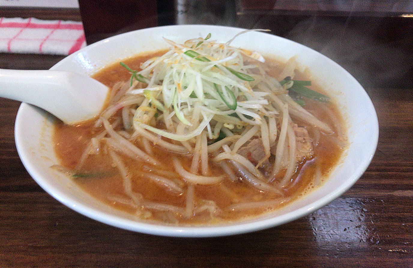 一緒に来店した友人は辛味噌を注文しました。極太にんにく醤油で二郎系らーめんの印象が強いらーめん「てら」ですが、辛味噌もとても美味しかったです