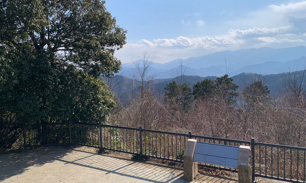 一号路で高尾山の魅力を満喫しつつ山頂に到着すると山々に囲まれた絶景を見る事が出来ます