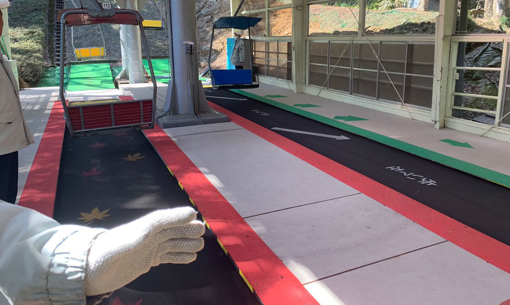 乗る際は駅員さんに指示されたらベルトコンベアに進みます