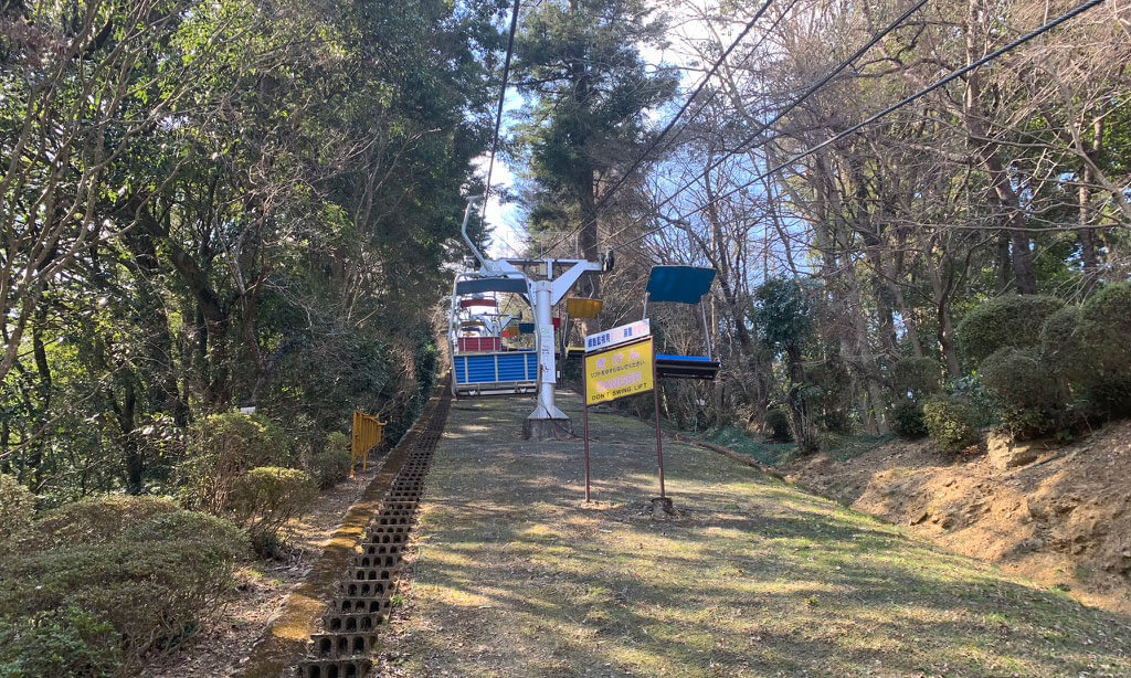 リフトに乗ったら足をブラブラすると最悪リフトが止まりますので絶対にやめましょう