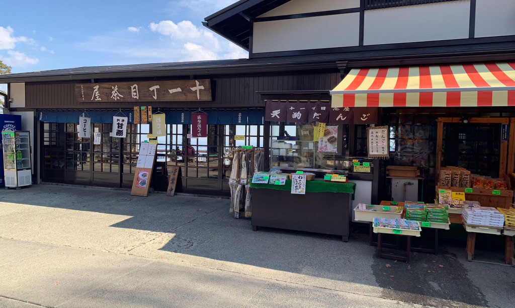 付近に売店があるので必要なものがあれば買っていきましょう