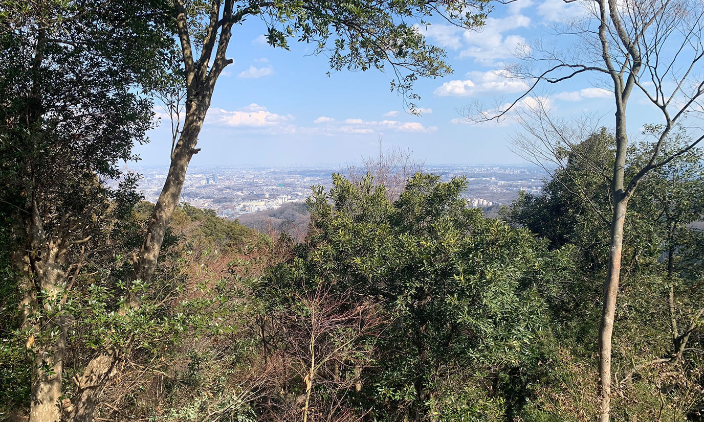 リフトを降りると小さい展望台の様な場所があります。ここでみる景色も十分綺麗ですが、山頂はもっと綺麗です!