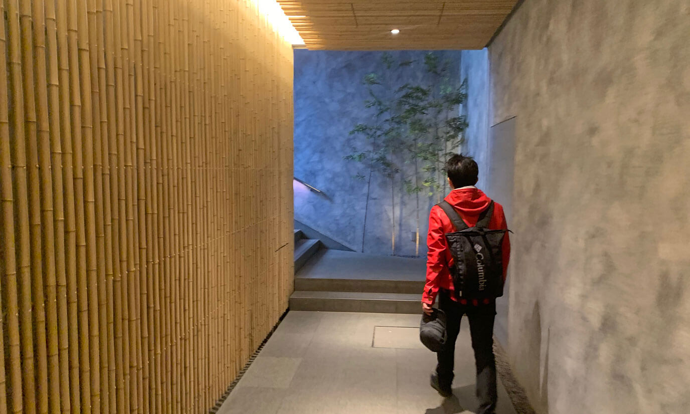 階段を進んでいくと本館が見えてきます