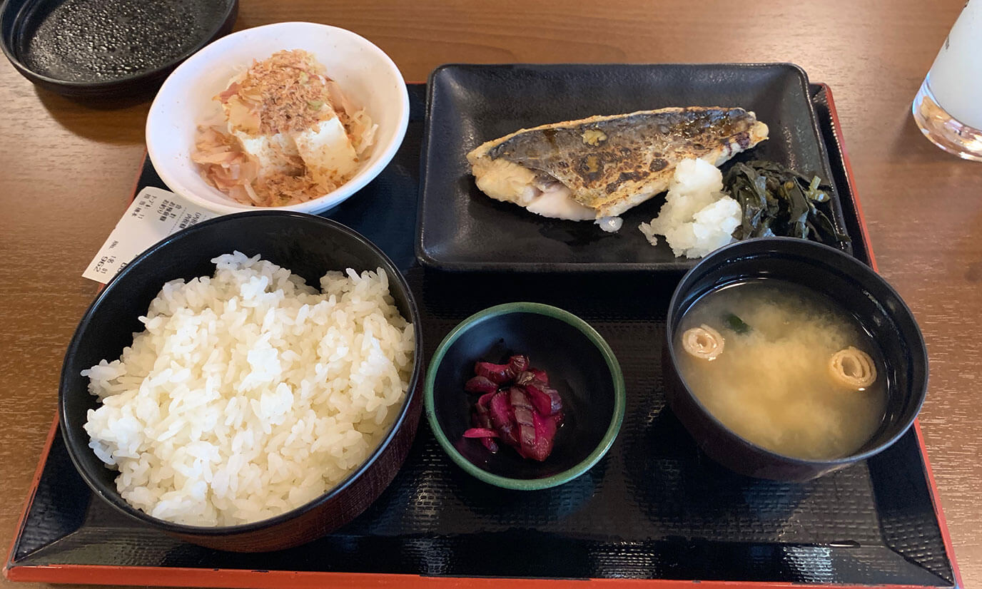 僕はサワラの西京焼定食とカルピスサワーを注文しました