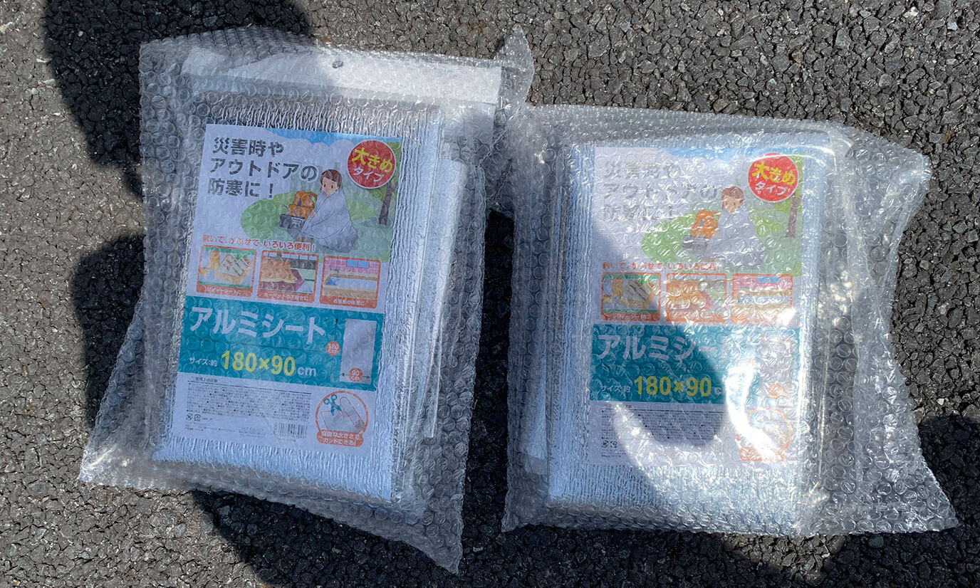 作り方は簡単でアルミシートの袋を開けずにそのままエアークッションを巻いてガムテープで閉じるだけです(笑)